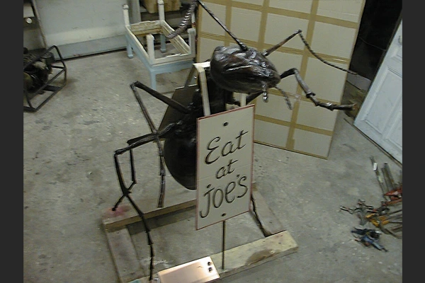 sculptur giant ant Gastineau